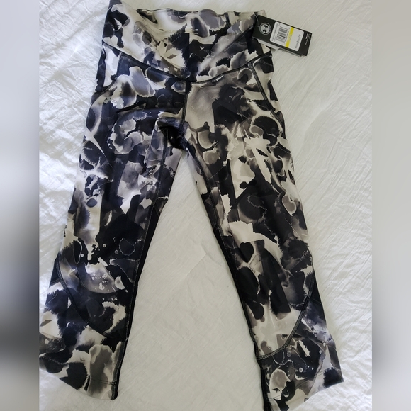 UnderArmour Compression Capris Size Medium - Picture 1 of 3